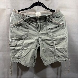 St Johns Bay Women's size 8P Green Outdoor Cargo Pocket Casual Shorts